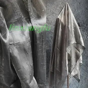 Ткани цементно-серого цвета, ткани из металлической водно-глянцевой пряжи, текстурированные плиссированные ткани, ткани для одежды в складку, дизайнерские ткани